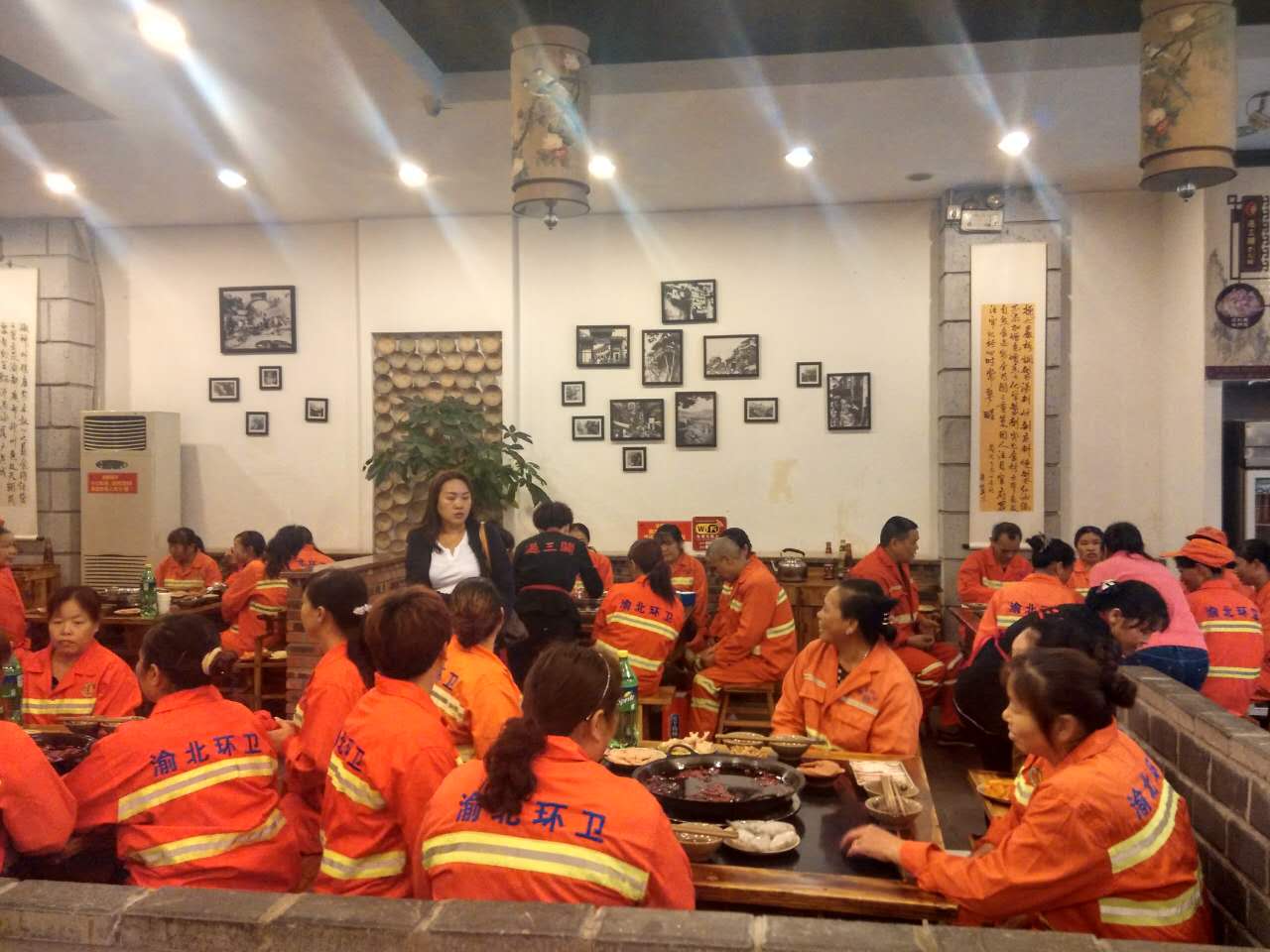 过三关老火锅连续四年请环卫工人吃火锅！